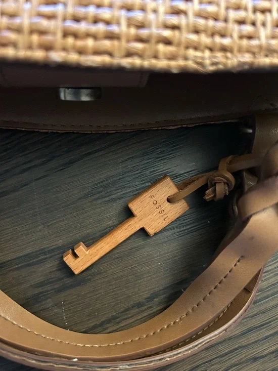 Fossil Tan Woven Shoulder Bag with Leather Handles wooden key charm - Picture 13 of 13